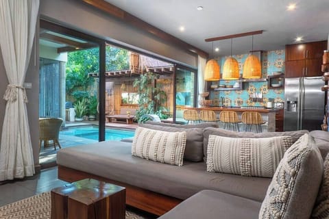Open-plan kitchen and living room with a modern and trendy design. Beautiful windows that provide access to the patio.