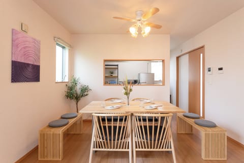 Family House, 4 Bedrooms | In-room dining
