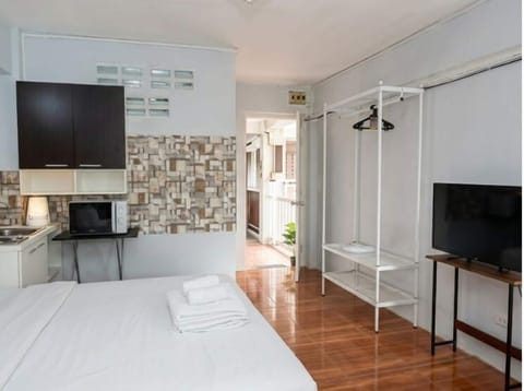 Standard Room | Desk, WiFi (free), bed sheets