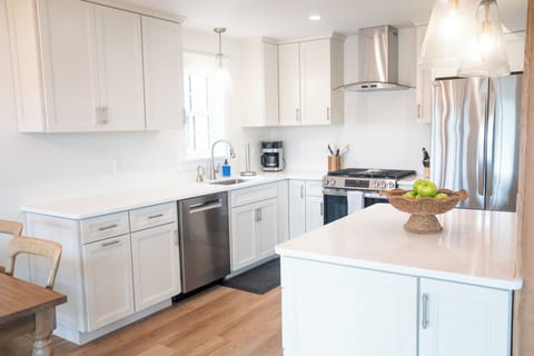 Cook your favorite dinner in this sleek gourmet kitchen