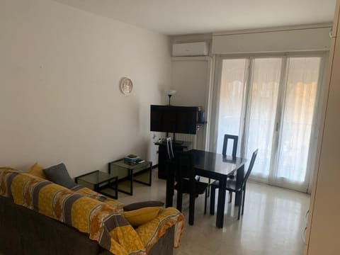Comfort Apartment, Balcony, City View | Living area