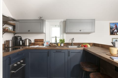 Well equipped kitchen with slim dishwasher, oven and hob, air fryer - Stay Ca Holidays