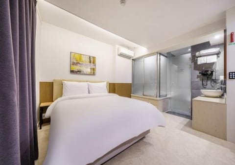 Suite Room | Desk, free WiFi, bed sheets