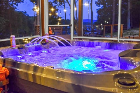 Sink into the bubbling hot tub, as the string lights shimmer and the lake glows in the evening light. This is the kind of relaxation you came here for.