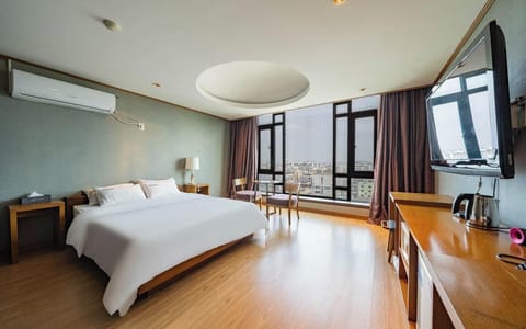 Suite | Free WiFi, bed sheets