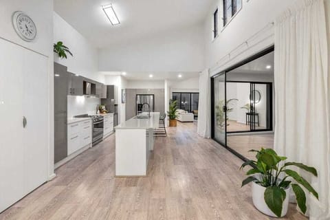 House, 4 Bedrooms, Private Bathroom | Private kitchen