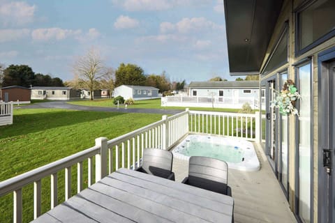 Oakmont Lodge 4, Waplington- Host & Stay