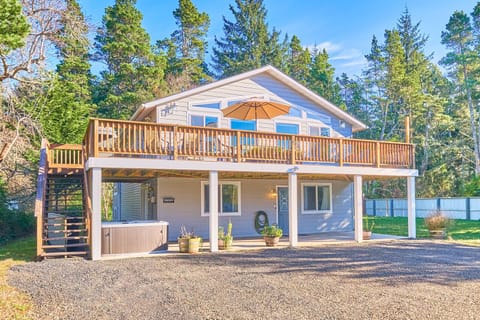 Cozy coastal retreat just blocks from shops and the ocean