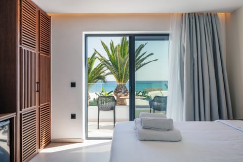 Deluxe Double Room, Sea View | Soundproofing, iron/ironing board, free cribs/infant beds, free WiFi