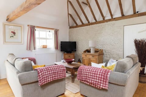 Wren Barn is a cosy, character-filled cottage located in rural Sidlesham, 3 miles south of Chichester.