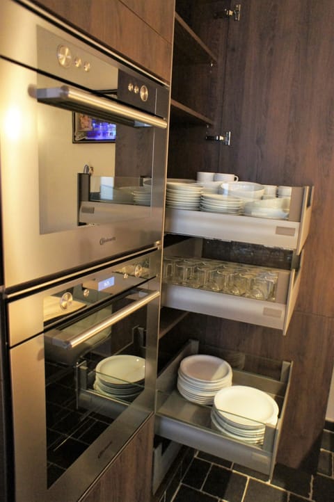 Full-size fridge, microwave, oven, stovetop