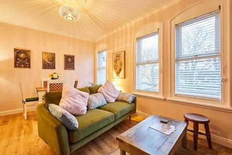 House | 2 bedrooms, desk