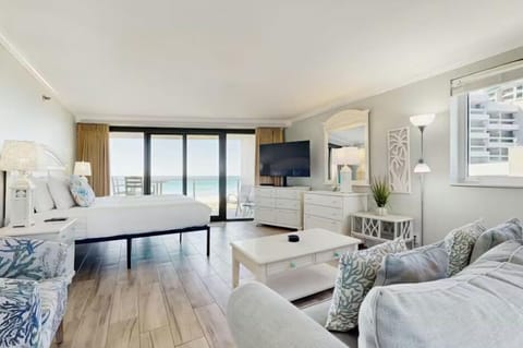 Studio, 1 King Bed with Sofa bed (Beachside II #4247)