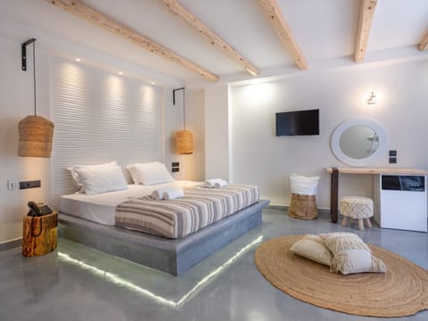 Suite (Master) | Blackout drapes, soundproofing, iron/ironing board, free WiFi