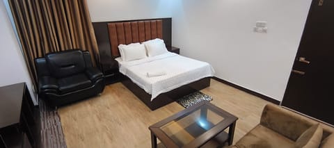 Deluxe Double Room, 1 Double Bed | In-room safe, desk, laptop workspace, soundproofing