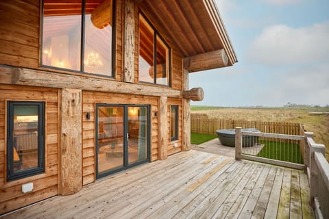 House | 2 bedrooms, desk