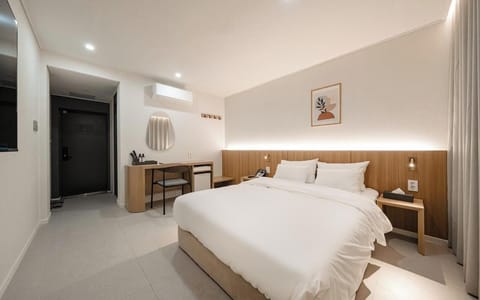 Standard Double Room | Desk, free WiFi, bed sheets