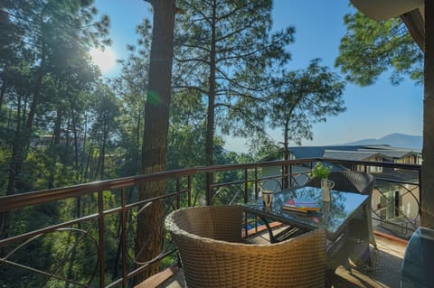 Deluxe Villa, Balcony, Garden View | Outdoor dining