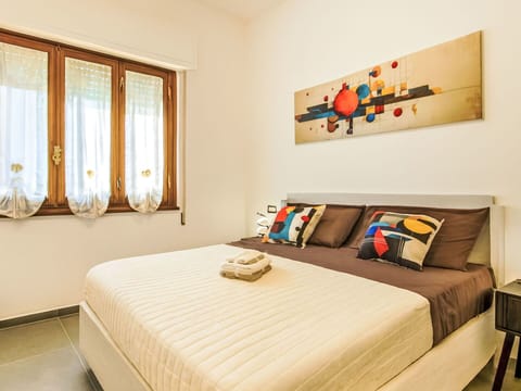 Interior Design, Bed, Furniture, Wall, Bedroom, Wood, Flooring, Floor, Room, Ceiling