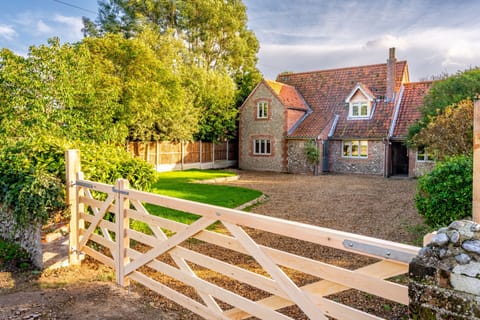 Church Cottage (Stiffkey): Tucked just down from the winding coast road that runs through the much-loved village of Stiffkey