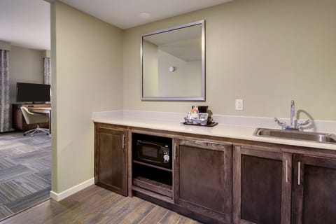 Studio Suite, 2 Queen Beds, Non Smoking, Refrigerator & Microwave | Private kitchen | Microwave