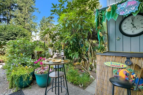 Lush garden patio with cozy seating and vibrant greenery