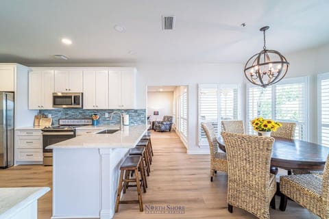 Open Floorplan in Kitchen/Dining Area
