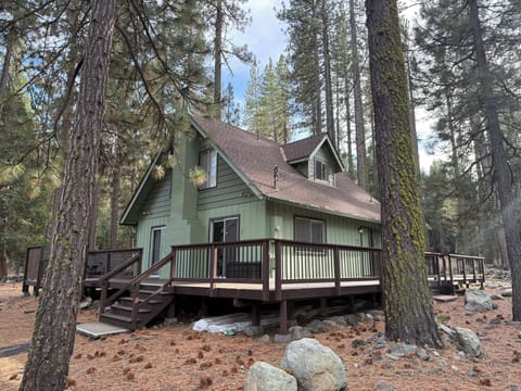 Starry Pine Retreat, 3 bedroom, 3 bathroom cabin in Graeagle, CA