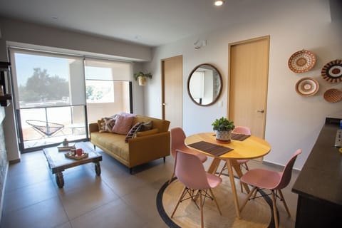 Comedor y sala con aire acondicionado, terraza privada