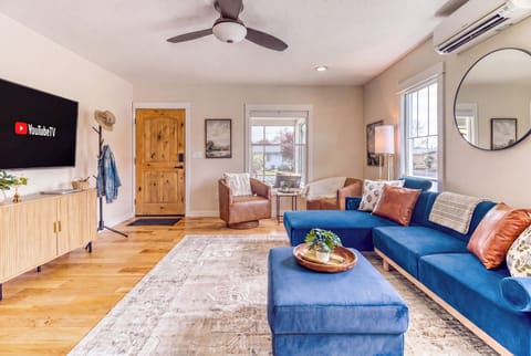 Bright, welcoming living room with plenty of comfortable seating and stylish bun