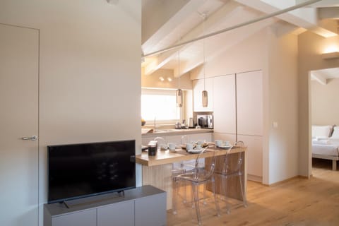 Bright living area consisting of a fully equipped kitchen and dining room with table and chairs, located in a modern two-room apartment in the center of Peschiera del Garda. Functional and welcoming environment, ideal for tourist stays and vacations on Lake Garda.