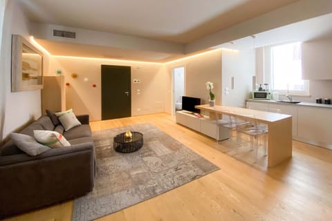 Modern and bright studio apartment for 4 people, featuring a living area with sofa, fully equipped open kitchen, and dining area. Well-organized spaces and contemporary furnishings make this accommodation ideal for couples, families, or small groups vacationing on Lake Garda.