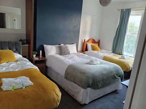 5 bedrooms, iron/ironing board, free WiFi, bed sheets