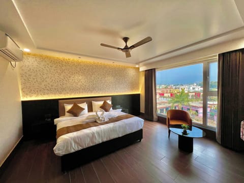 Premium Room | Desk, laptop workspace, iron/ironing board, free WiFi