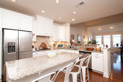 Fully equipped modern kitchen, ideal for preparing meals during your stay.