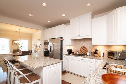 Fully equipped modern kitchen, ideal for preparing meals during your stay.