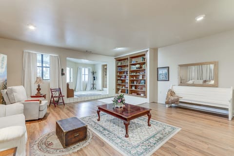 House (6 Bedrooms) | Interior