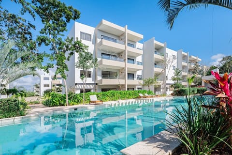 Modern condo with resort-style pool in Playa del Carmen – perfect for relaxing under the Caribbean sun.