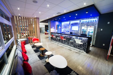 Lobby lounge