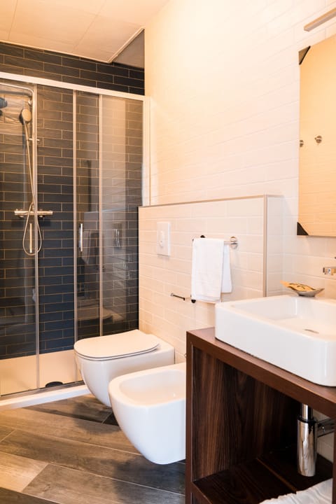Classic Double Room, Lake View | Bathroom | Free toiletries, hair dryer, bidet, towels