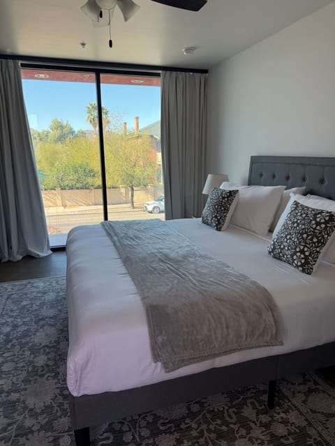Classic Room, 1 King Bed | Individually decorated, laptop workspace, blackout drapes