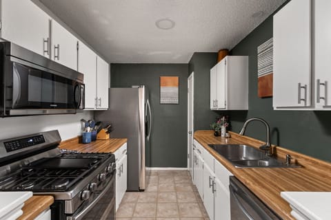 Enjoy a sleek, well-equipped kitchen where everything you need is within reach for effortless cooking. Clean lines and modern finishes make every meal feel easy and enjoyable.