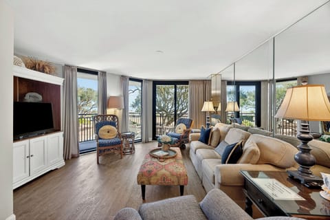 Spacious condo in Shipwatch complex