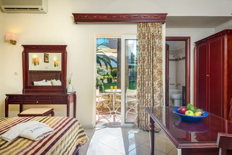 Comfort Studio | Hypo-allergenic bedding, pillowtop beds, in-room safe