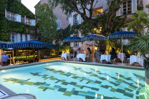 Breakfast, lunch, dinner served; Italian cuisine, pool views 