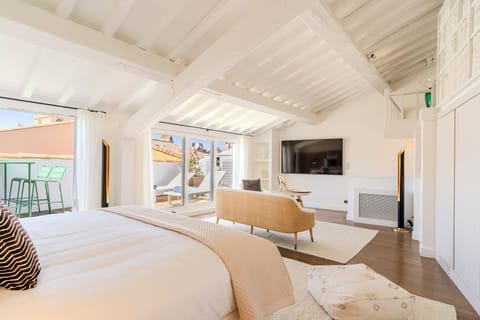 La Villa du Prince de Lignac | Frette Italian sheets, premium bedding, pillowtop beds, in-room safe
