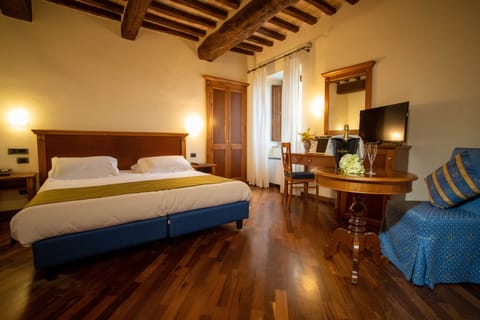 Deluxe Double Room | Minibar, in-room safe, soundproofing, iron/ironing board