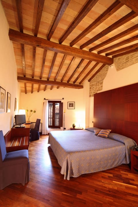 Junior Suite | Minibar, in-room safe, soundproofing, iron/ironing board