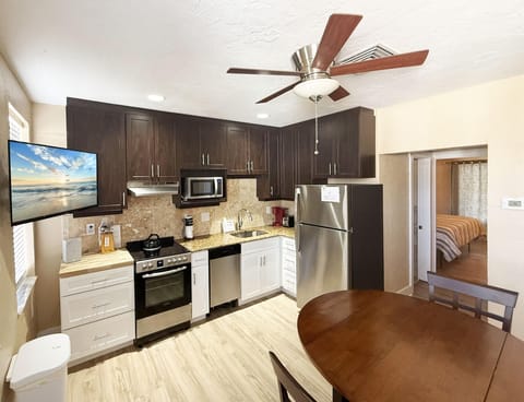 Venice Villas 1BR – King w/ Screened Porch (7167)