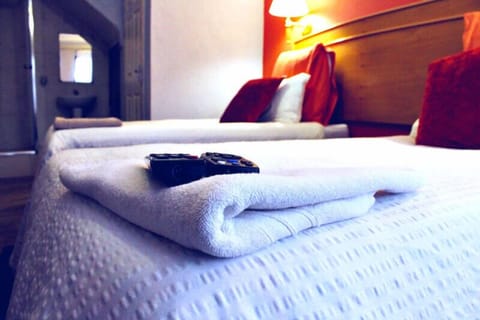 Standard Twin Room, Courtyard View | Bathroom amenities | Free toiletries, towels